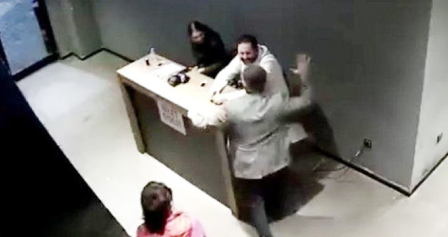 Müdir onu görüb ayağa qalxmayan işçilərini döydü – VİDEO