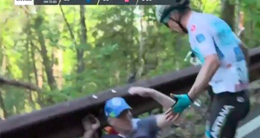 Velosipedçi azarkeşlə dalaşıb