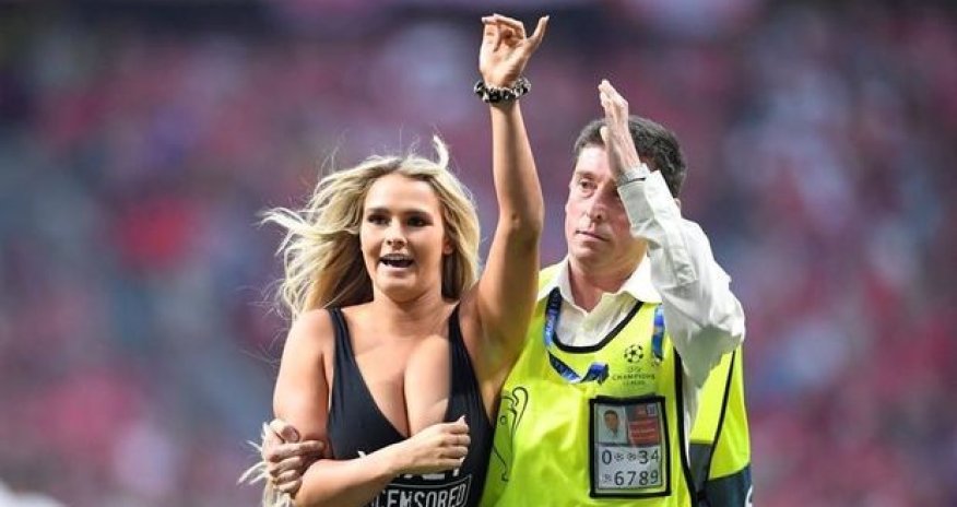 Çempionlar Liqasının finalında yarıçılpaq qız meydana daxil oldu - VİDEO