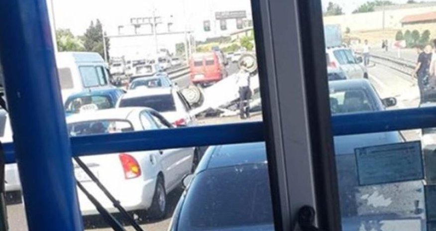 Bakıda aeroport yolunda dəhşətli qəza - Avtomobil belə aşdı - FOTO