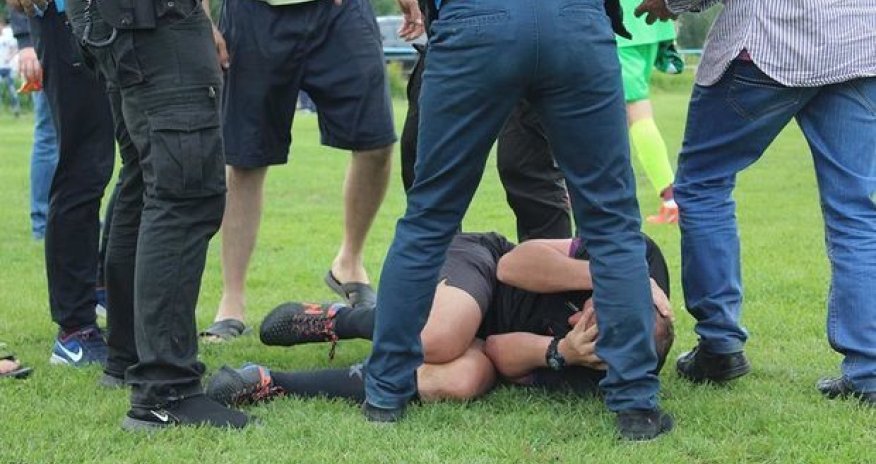 Futbol fanatları hakimi döydülər - Video