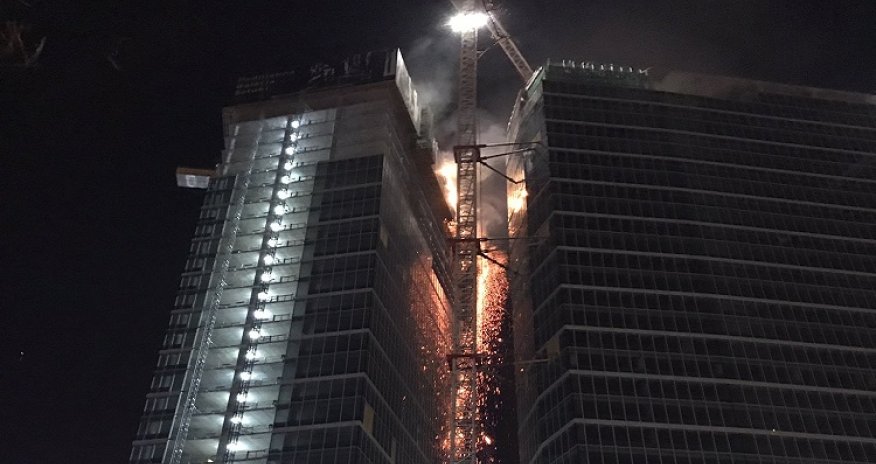 В Варшаве горит небоскрёб