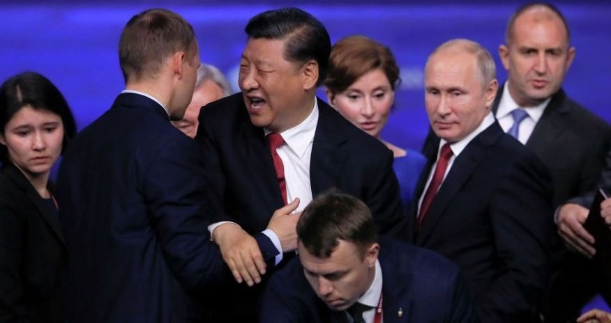 Mühafizəçi prezidenti son anda xilas etdi - Video