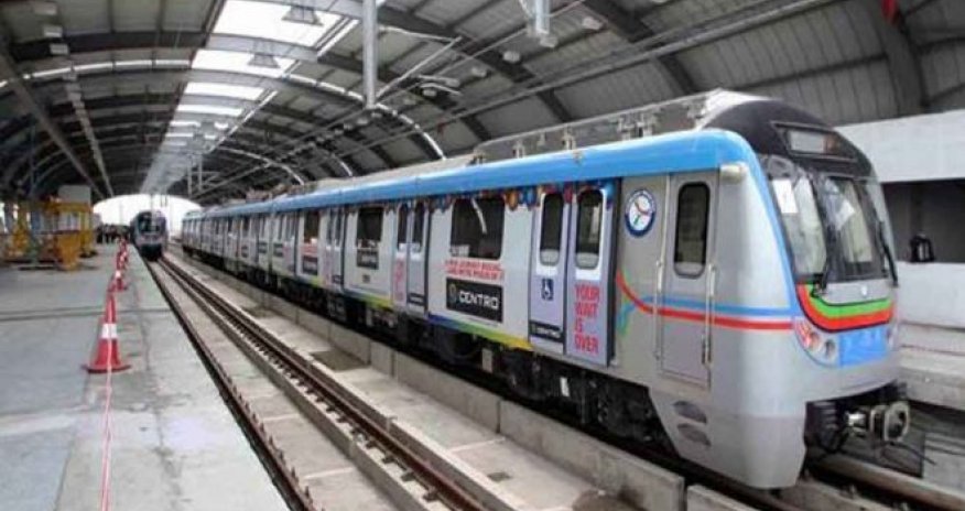 Metroda qatar relsdən çıxdı - Çox sayda xəsarət alan var - FOTO
