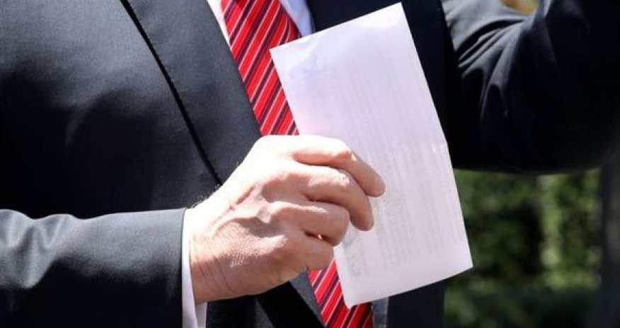 Prezident bilmədən məxfi sənədi mətbuata sızdırdı