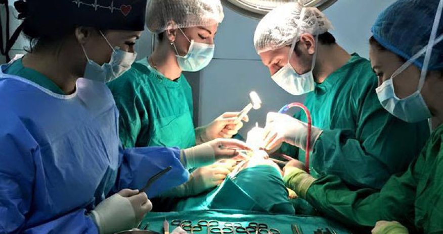 Bakıda həkimi öz tələbəsi əməliyyat etdi, öldü