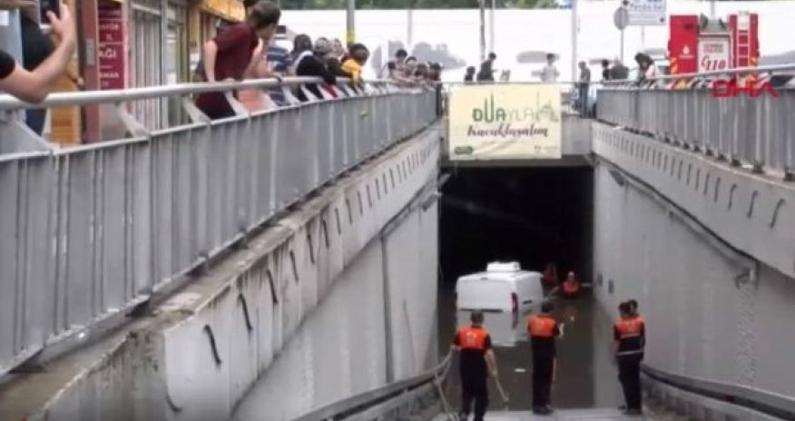 İstanbulu “sel apardı”, leysan şəhəri iflic etdi - Foto