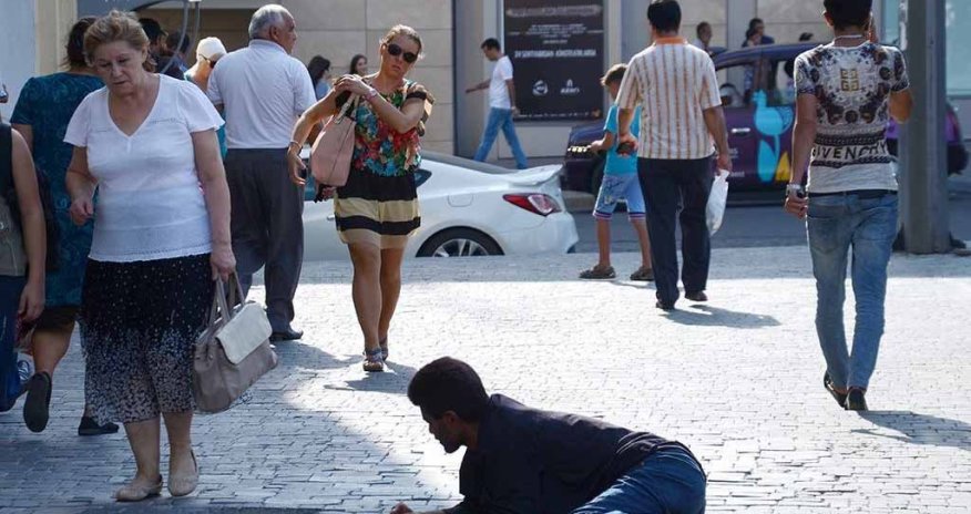 Polis restoranı tərk etməyən dilənçini “kəllələdi” - VİDEO