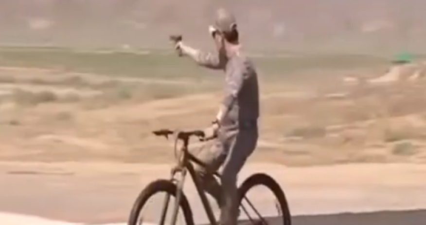 Prezident velosipedində tapançadan güllə atdı - Video