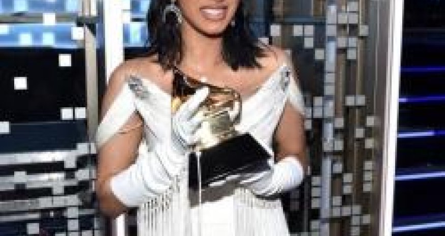 Məşhur amerikalı müğənninin ayaqları və mədəsi şişdi - FOTO