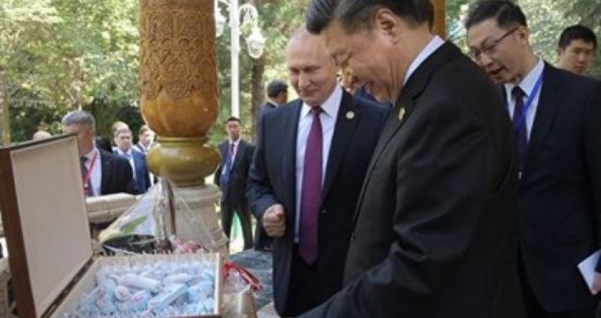 Putin Çin liderinə dondurma və tort bağışladı - VİDEO