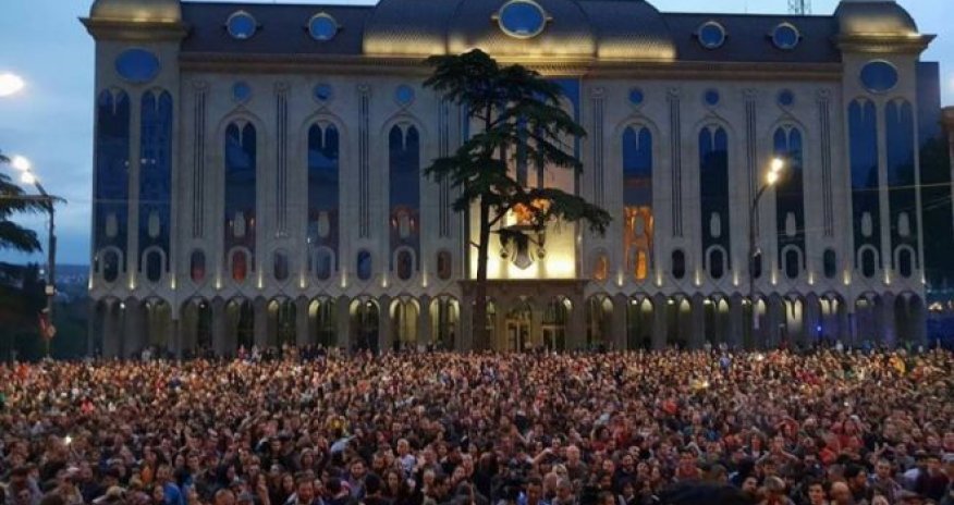 Saakaşvilidən çağırış: Hakimiyyəti devirmək lazımdır