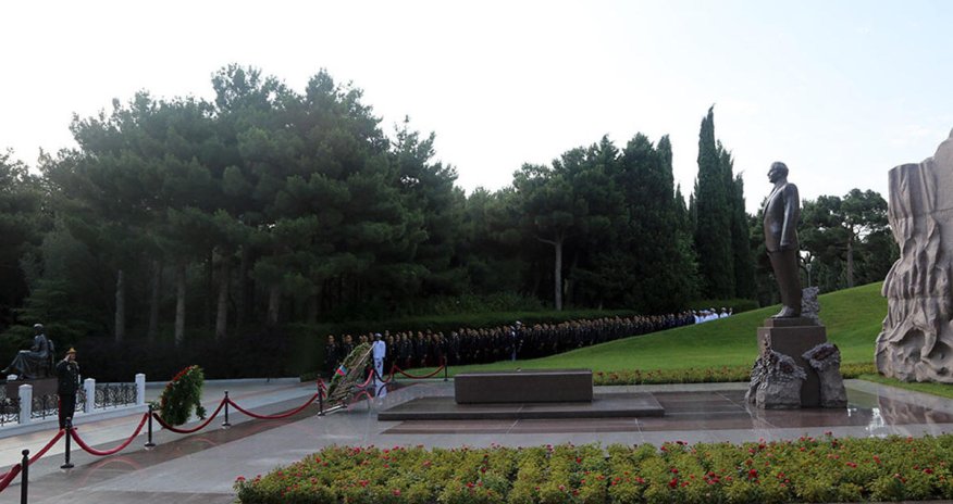 Azerbaijani Defense Ministry’s leadership visits Alley of Honors and Alley of Martyrs (PHOTO)