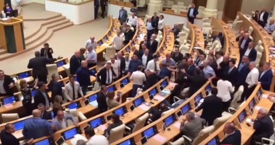 Parlamentdə dava - əlbəyaxa oldular - VİDEO