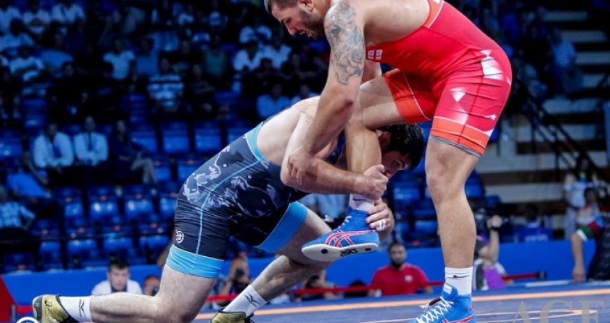 Güləşçimiz əsəbiləşib rəqibinə qapaz vurdu - VİDEO