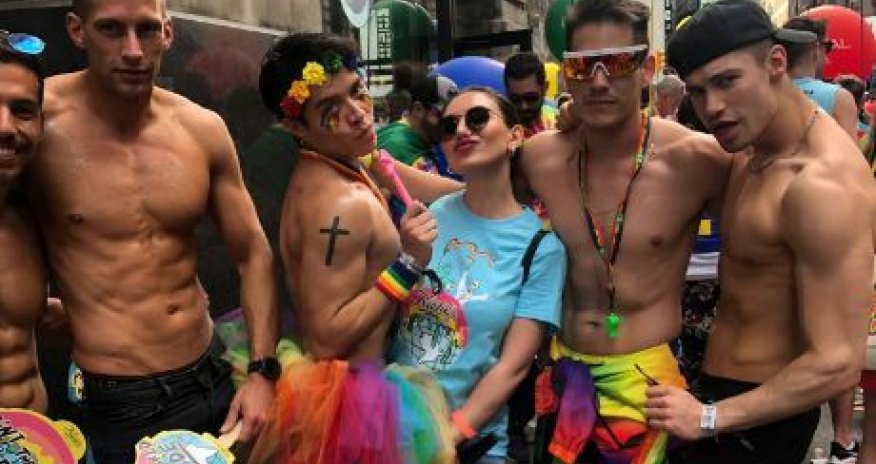 Sabiq aparıcı Nyu Yorkdakı gey paradda - FOTO