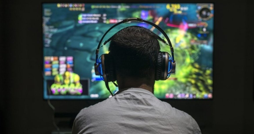 Virtual oyun həvəsi: mədəniyyəti üstələyən sosial bəla ya gəlir gətirən peşə?