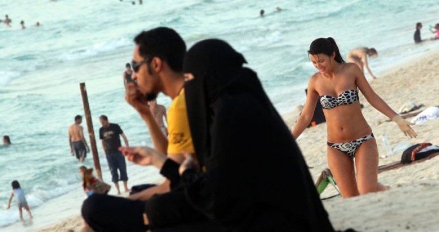 Bakının mərkəzində biabırçılıq: Ərəb turist insanların gözü qarşısında qızla əxlaqsızlıq etdi (VİDEO)