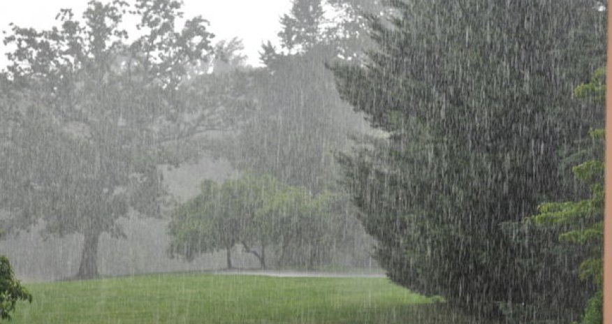 Azərbaycanda güclü yağış turistlərə çətin anlar yaşatdı - VİDEO