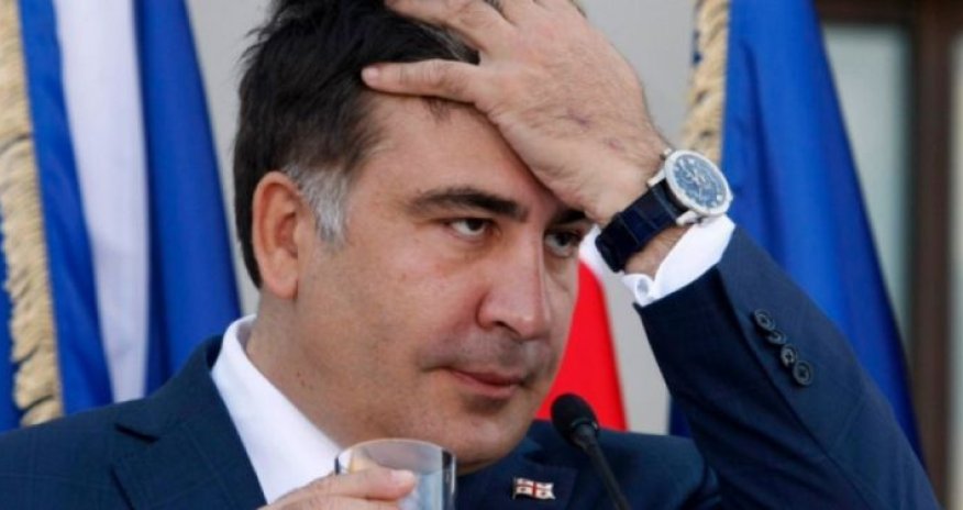 Saakaşvili yaşlı qadını vurub yıxdı, qolunu sındırdı - VİDEO