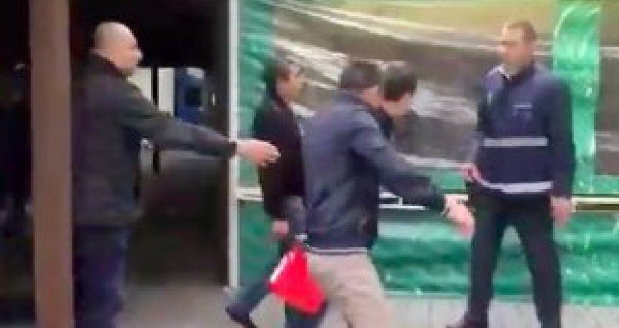 Azərbaycanlı iş adamı məmurların üstünə benzin töküb yandırmaq istədi – Video