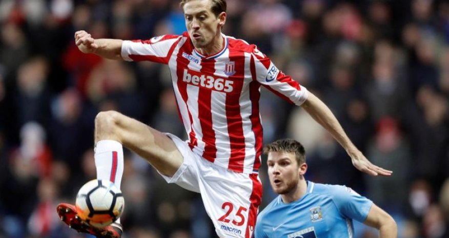 Tanınmış futbolçu karyerasını başa vurub