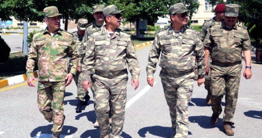 Закир Гасанов проверяет воинские части