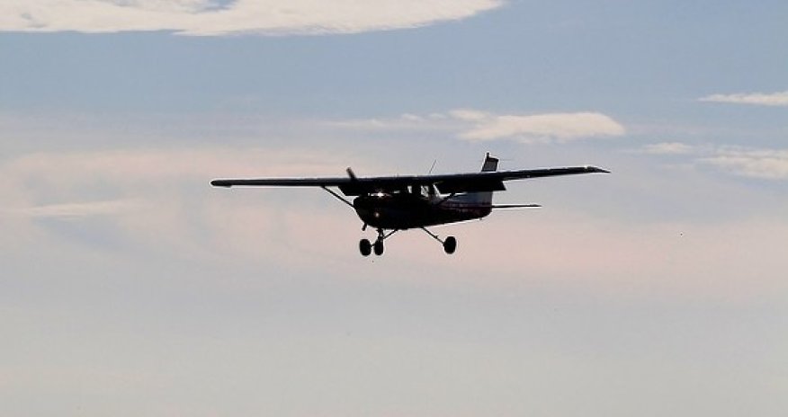 Almaniyada kiçik həcmli təyyarə tikinti mağazasının üzərinə düşüb