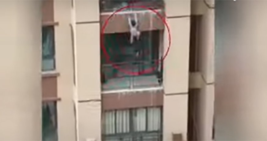 3 yaşlı uşağın 5-ci mərtəbədən yıxılma anı kameralarda – VİDEO