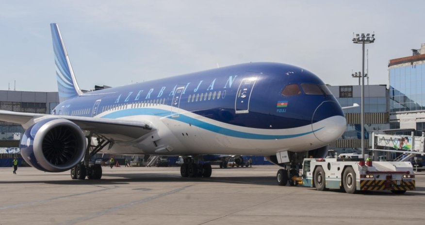 В туалете самолета AZAL обнаружено 18 телефонов iPhone - ВИДЕО 