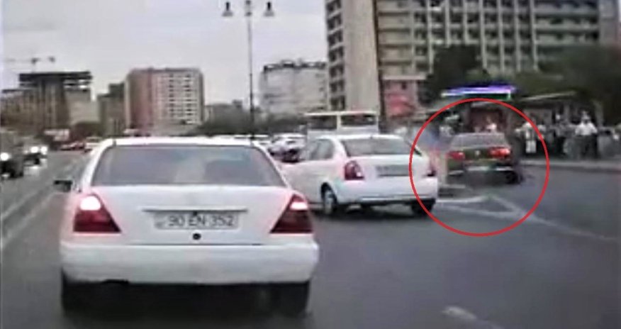 “Gənclik” metrosunun qarşısında sürücü maşını insanların üstünə belə sürdü - VİDEO 