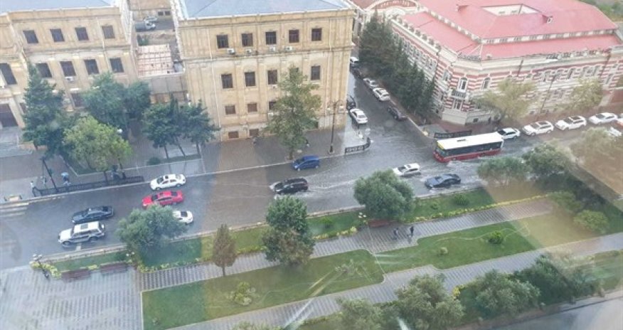 Güclü yağış Bakı yollarında problemlər yaradıb - VİDEO