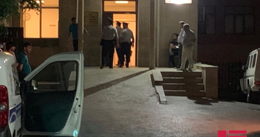 В Баку неизвестные жестоко избили мужчину и его сына