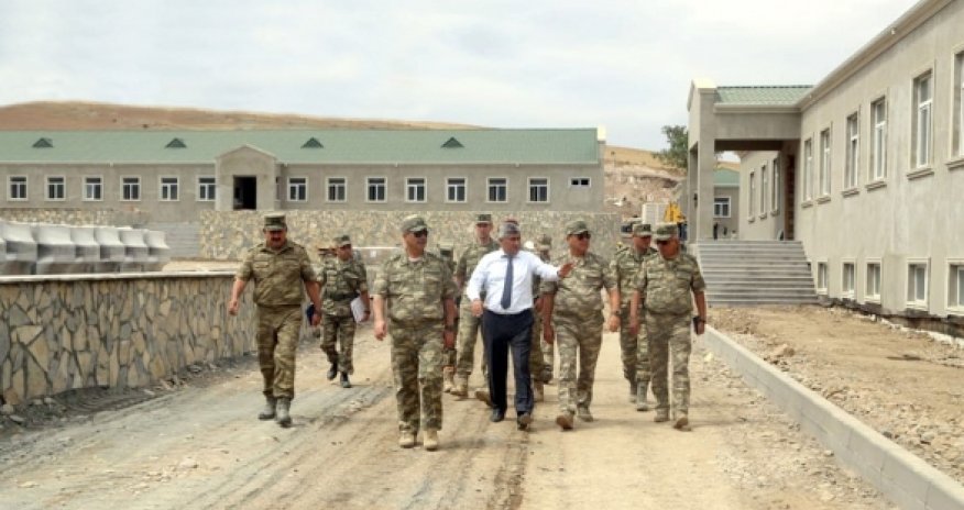 Закир Гасанов проверяет воинские части на передовой