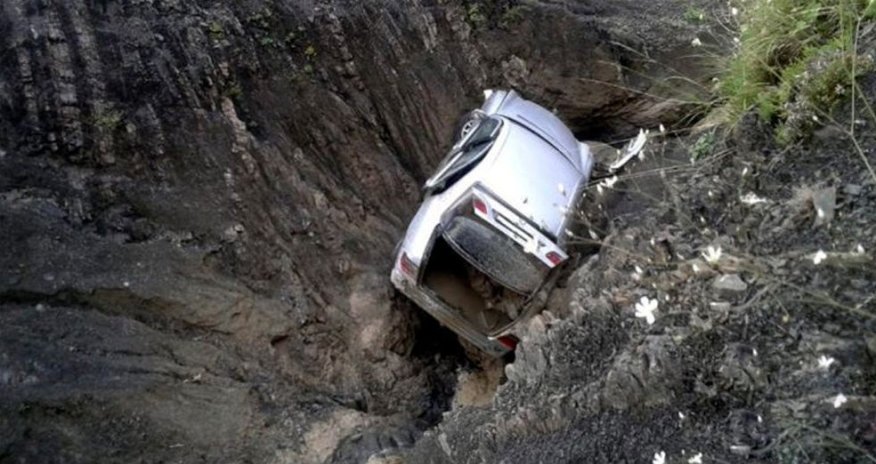 В Лерике автомобиль съехал в овраг, трое пострадавших 