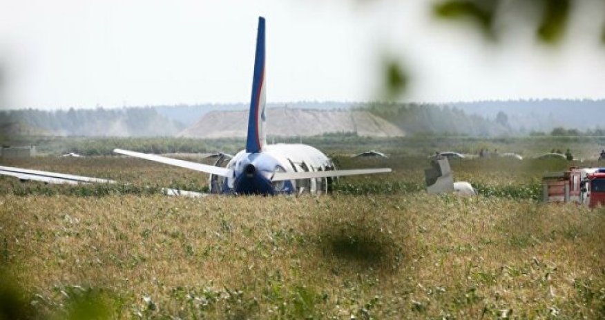 Putin sərnişin təyyarəsini qarğıdalı sahəsinə endirən pilotlara “Rusiya Qəhrəmanı” adını verib