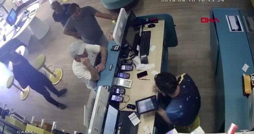 Satıcını SİM-karta görə döyüb, güllələdilər – Video