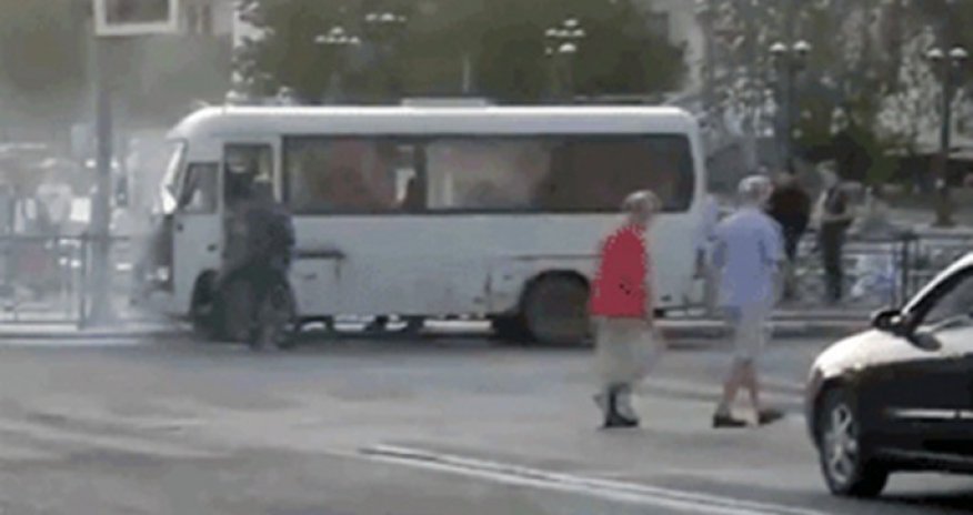 Polislər yanan avtobusdan insanları belə xilas etdilər - VİDEO