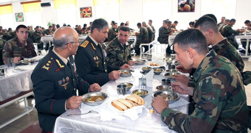 Vilayət Eyvazov əsgərlərlə nahar etdi (FOTOLAR)