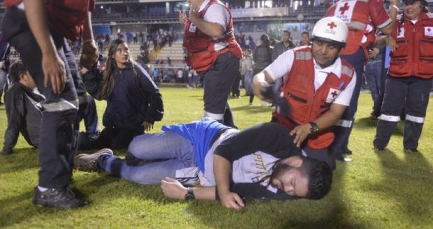 Kütləvi dava: Üç futbolçu yaralandı, dörd azarkeş öldü – Video