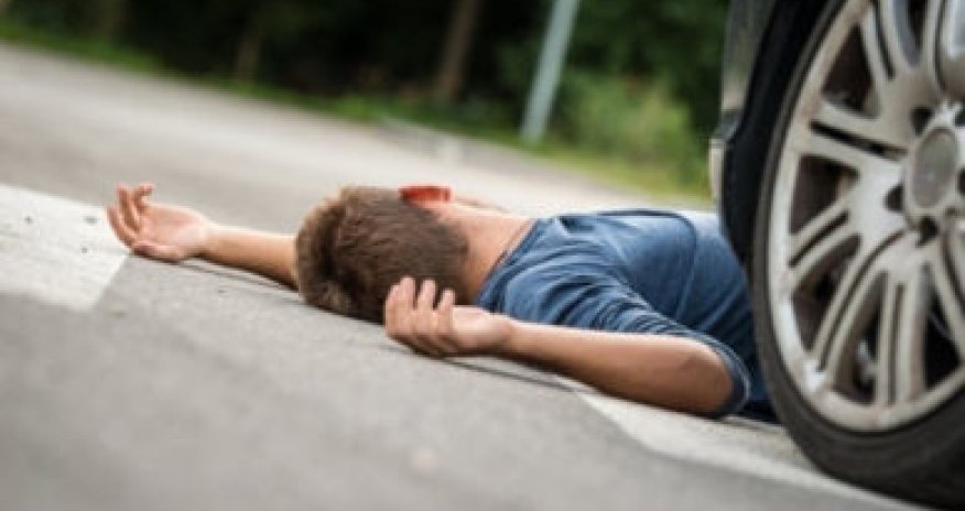 В Баку машина насмерть сбила работника, подметающего улицу