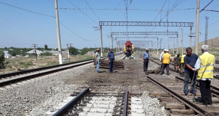 На железных дорогах Азербайджана продолжается установка новых 