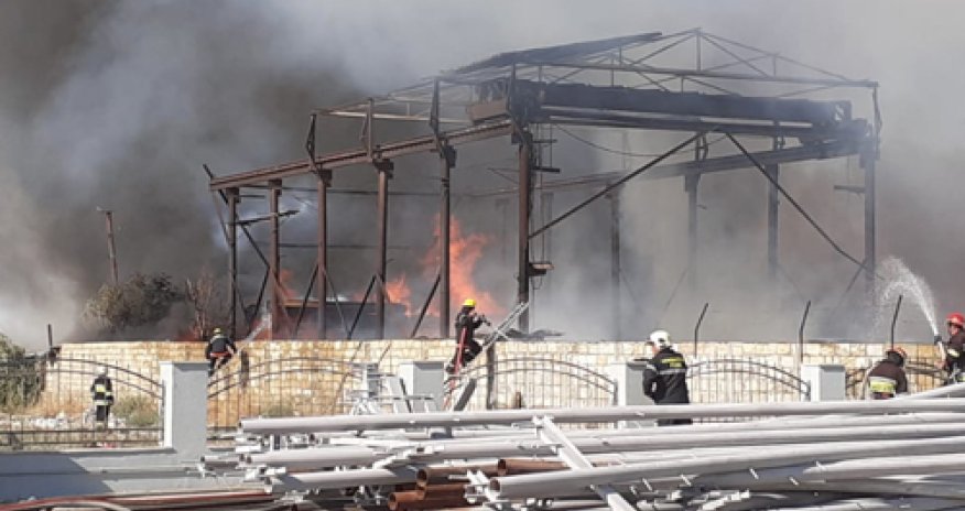 При тушении пожара на рынке стройматериалов в Баку пострадали 4 сотрудника МЧС