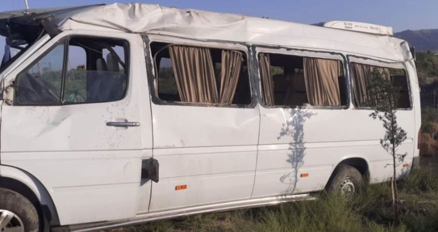В Гаджигабуле микроавтобус попал в ДТП, 8 раненых