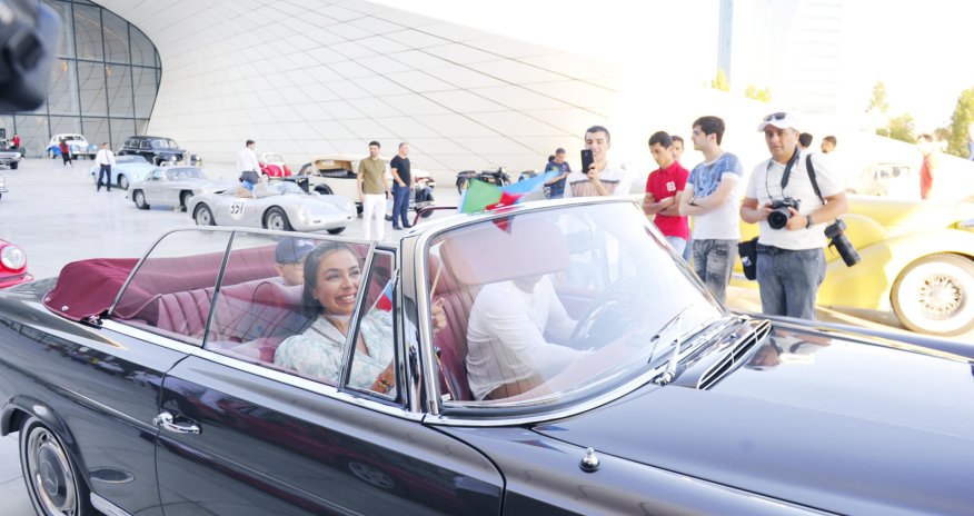 Vice President of Heydar Aliyev Foundation Leyla Aliyeva attends exhibition, parade of classic cars (PHOTO)