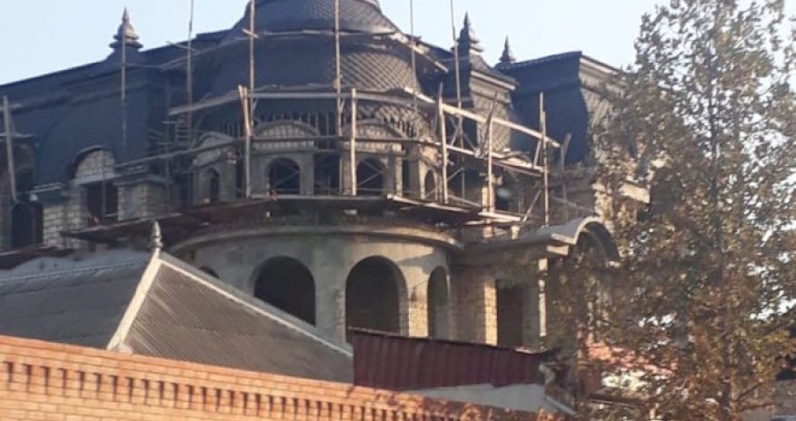 Polis rəisinin tikdirdiyi dəbdəbəli sarayın fotoları yayıldı