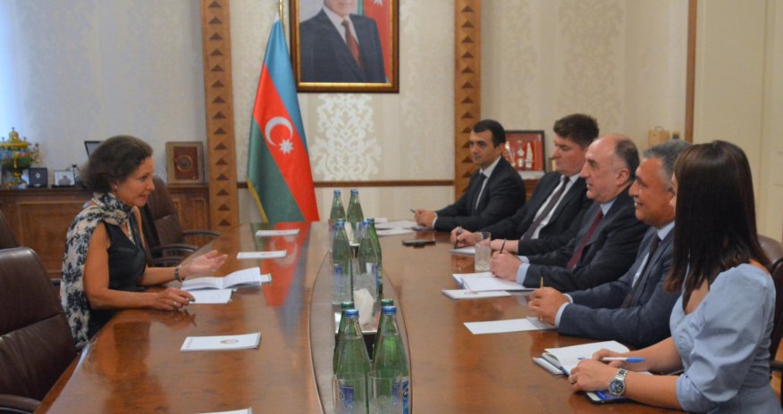 Azerbaijani FM meets French envoy upon completion of her diplomatic term