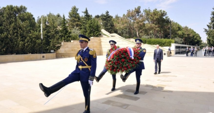 Патрушев почтил память героев, погибших за Карабах