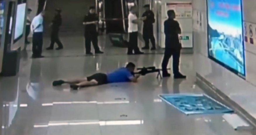 Çində snayper metroda girov qadını belə xilas etdi - VİDEO