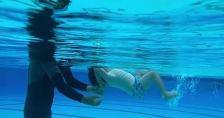 Dəhşətli intihar - Ana uşaqlarını özünə bağlayıb dənizdə boğdu - FOTO